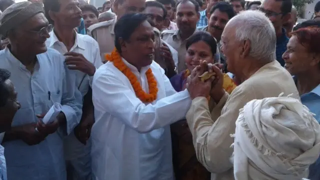 લોકો વચ્ચે આલમગીર આલમ