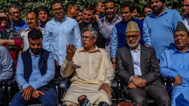 ওমর আবদুল্লা (মাঝে)