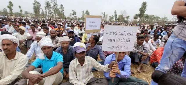 તાપી-નર્મદા રિવર લિંક પ્રોજેક્ટનો વિરોધ કરવા માટે કપરાડામાં હજારોની સંખ્યામાં લોકો એકઠા થયા