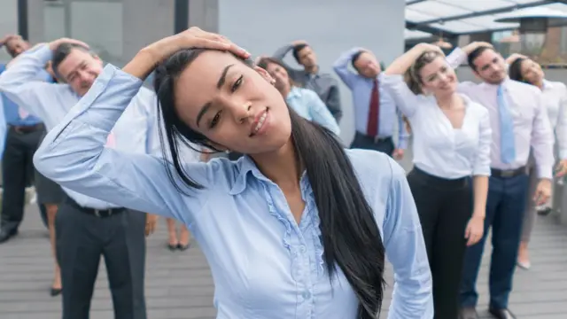 Empleados haciendo ejercicios