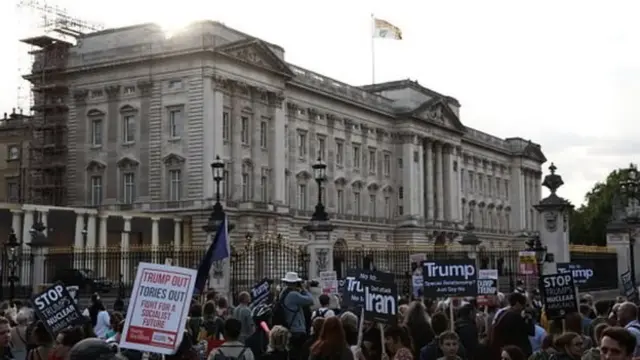 डोनाल्ड ट्रंप यांच्याविरोधात आंदोलन