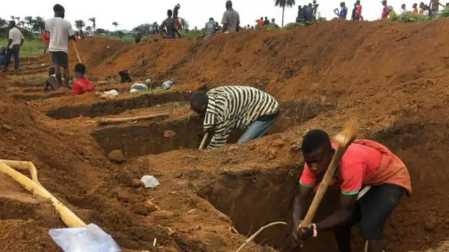 Grave diggers dey work for Sierra Leone