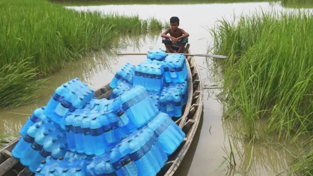 પાણીની બોટલ સાથે સામાન્ય માણસોની તસવીર