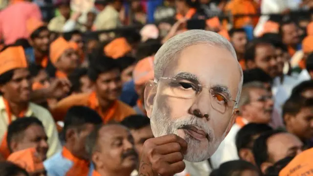 નરેન્દ્ર મોદીના માસ્ક સાથે તેમના સમર્થકો