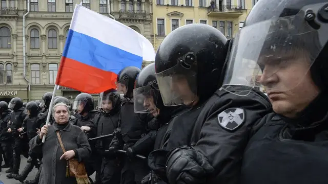 Женщина с флагом России на митинге сторонников Алексея Навального