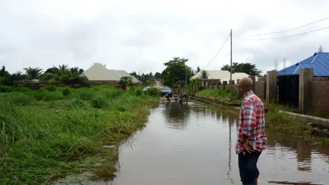 Man dey stand for inside water