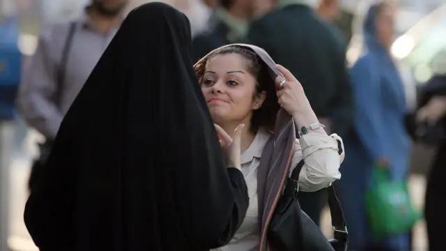 İran'da kadınların baş örtülerini denetleyen bir ahlak polisi