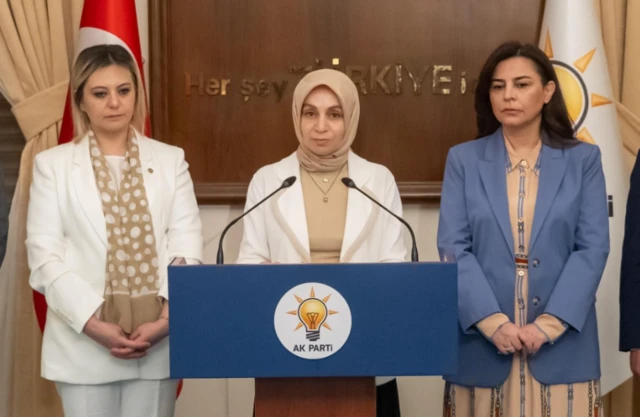 Biri başörtülü üç kadın AK Parti yazan bir kürsünün önünde basın toplantısı yapıyor.