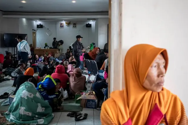 tempat pengungsian sementara di Kantor Desa Pasirlangu, Cisarua, Kabupaten Bandung Barat, Jawa Barat, Sabtu (24/01).