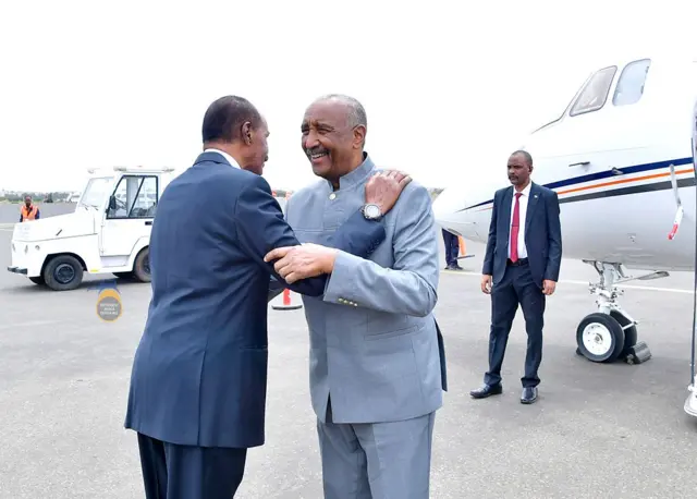 ኢሳያስ ኣፍወርቂ ንጀነራል ዓብደልፋታሕ ኣልቡርሃን ኣብ መዓርፎ ነፈርቲ እናተቐበሎ