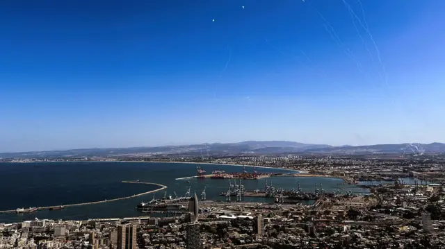 القبة الحديدية الإسرائيلية تعترض صواريخ جرى إطلاقها من لبنان باتجاه إسرائيل