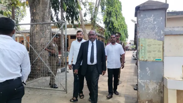 දේශපාලන සිරකරුවන් නිදහස ලැබීමෙන් පසු නීතිඥ ඇන්ටන් පුලිදනායගම් සමඟ අධිකරණ භූමියෙන් පිටතට පැමිණෙන අයුරු