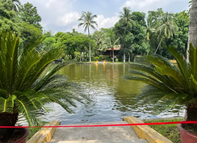 Ngày nay, nhiều lãnh đạo nước ngoài, khi đến thăm, vẫn cho đàn cá ăn, như một phần hoạt động ngoại giao của họ.