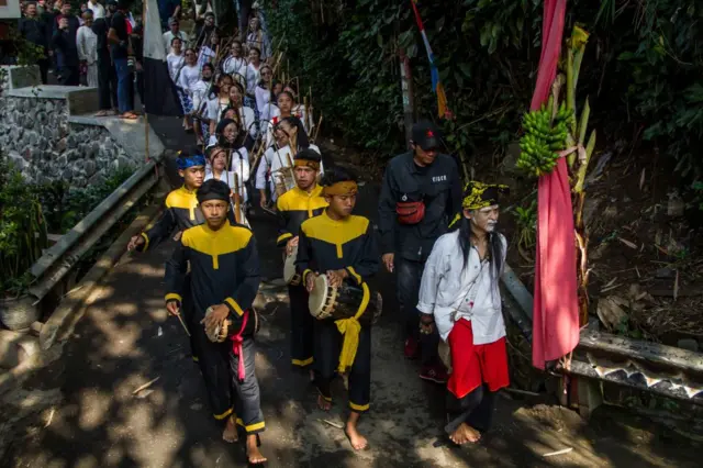 Komunitas Sunda Wiwitan menjalani upacara Ngemban Taun di Desa Cireundeu, Jawa Barat.