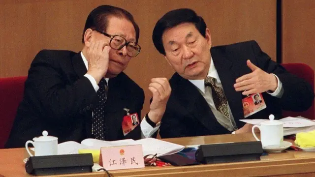 江泽民与朱镕基在一起讨论事情。