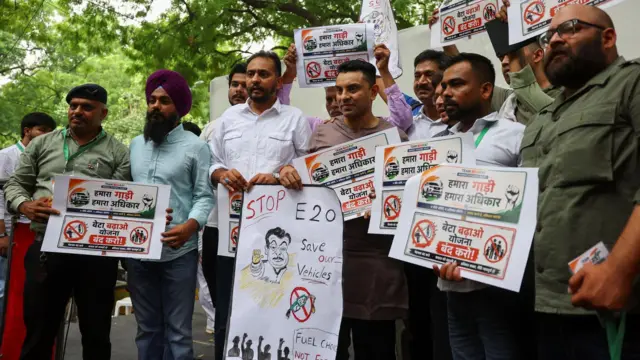 Tehseen Poonawalla, một nhân vật có tầm ảnh hưởng trong giới thượng lưu ở New Delhi và là người ủng hộ Đảng Quốc đại Ấn Độ , cầm một tấm áp phích khi ông và những người khác tham gia cuộc biểu tình phản đối việc chính phủ trung ương triển khai xăng E20 tại Jantar Mantar ở New Delhi, Ấn Độ, ngày 5/7/2026. REUTERS/Anushree Fadnavis