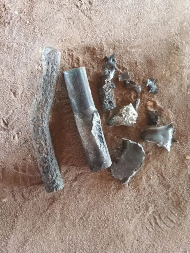 အိုးတိန်တွင်းရွာစာသင်ကျောင်းအနီးတွေ့ရတဲ့ ပေါက်ကွဲမှုအစအနတွေလို့ ဒေသခံတချို့ပြော 