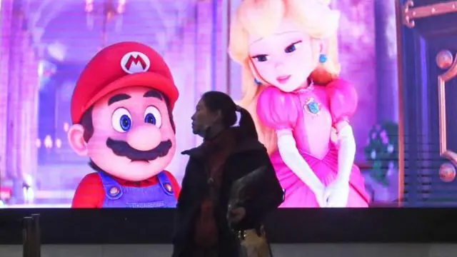 Super Mario Kardeşler filminin tanıtım videosu, Çin'in Şanghay kentindeki bir sinemada gösteriliyor. Kadın bir izleyicinin silüeti ekran önünde görünüyor.