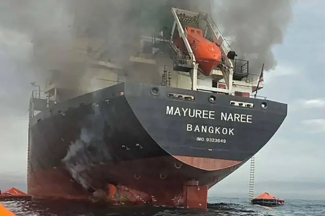 El barco Mayuree Naree en medio del agua. En su parte superior se ve humo.