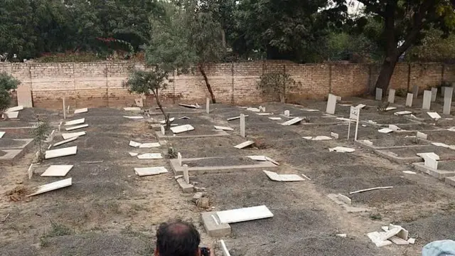 احمدی، قبرستان