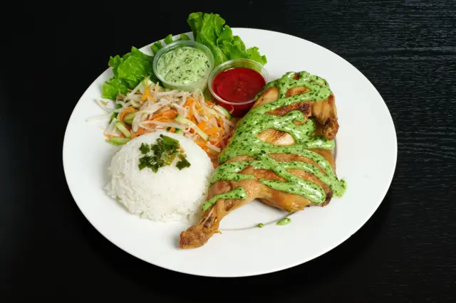 Poulet braisé avec riz et salade de légumes 