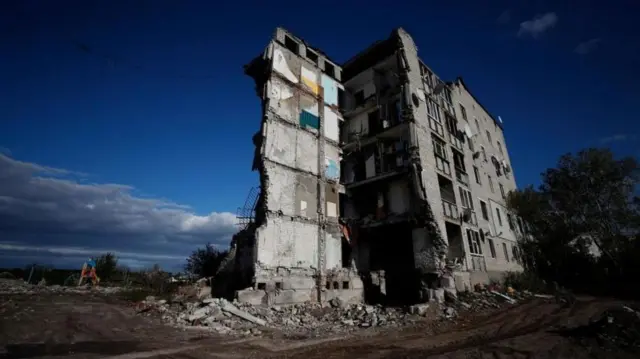 Muchos edificios en Izyum fueron destruidos durante los primeros meses de la invasión.

