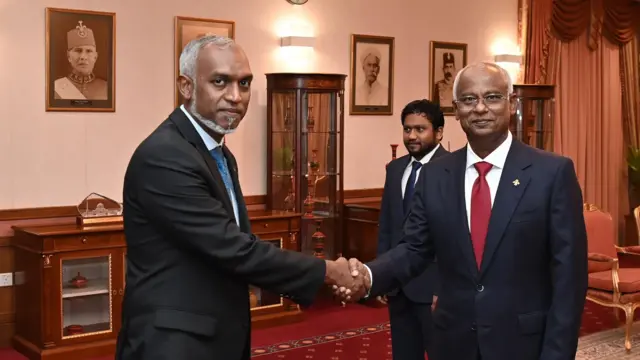 इब्राहिम सोलिह के साथ मोहम्मद मुइज़्ज़ू