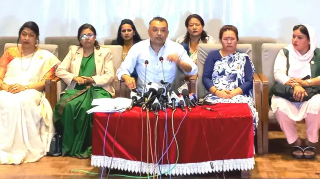 लामिछानेले संसद्‌मा बोलेपछि पत्रकार सम्मेलन गर्दै गगन थापा 