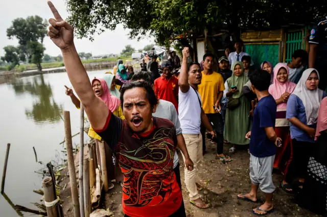 Sejumlah warga menyampaikan aspirasi saat kunjungan Menteri Agraria dan Tata Ruang/Kepala Badan Pertanahan Nasional (ATR/BPN) Nusron Wahid di Desa Kohod, Kabupaten Tangerang, Banten, Jumat (24/1/2025). Menteri ATR/Kepala BPN meninjau pagar laut yang terpasang di sekitar perairan kawasan Pantai Anom dan mendengarkan aspirasi masyarakat pesisir yang terdampak. 