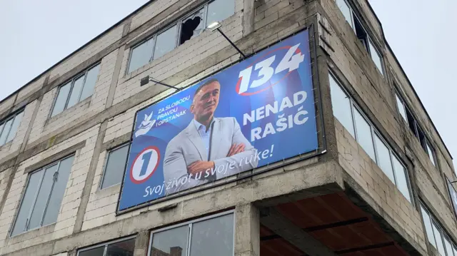Bilbord sa likom Nenada Rašića na jednoj od zgrada u Gračanici