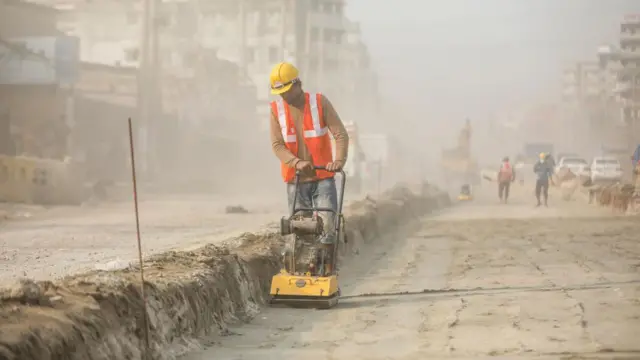 সড়কে নির্মাণকাজ