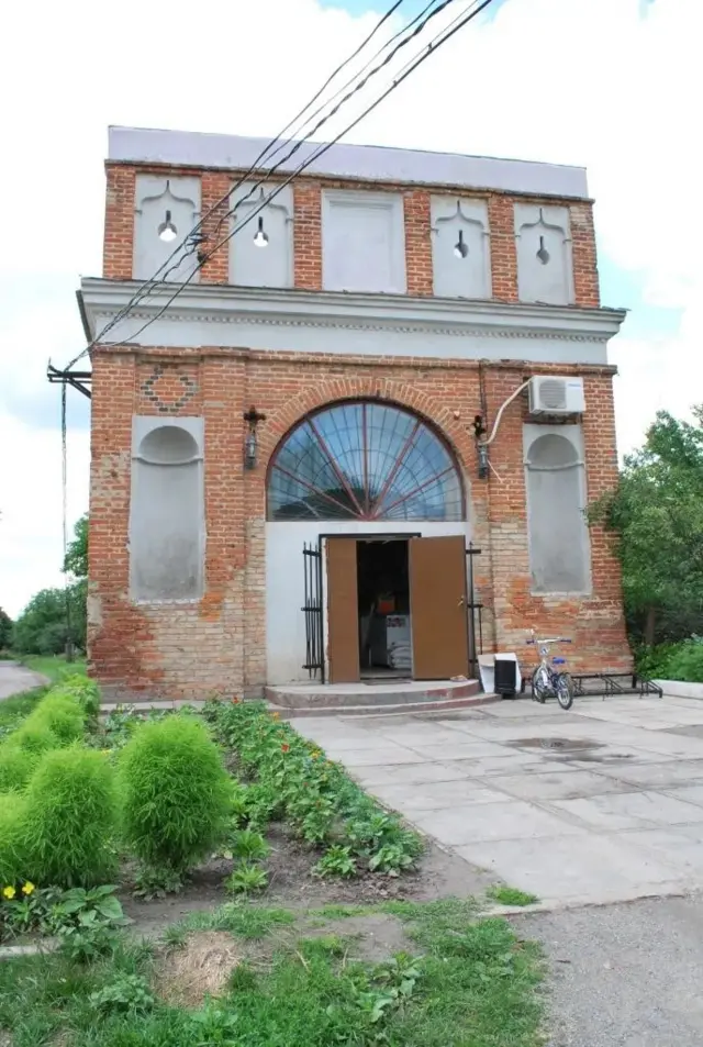 Магазин у брамі XVI століття