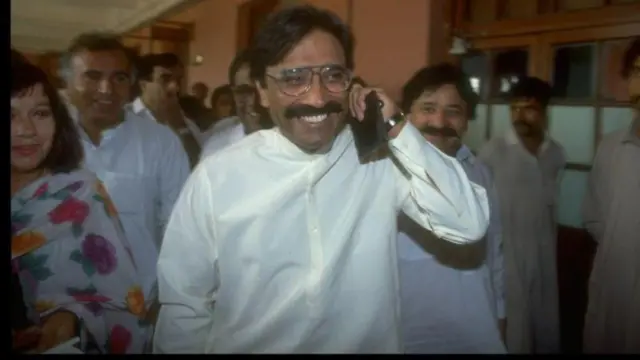 আসিফ আলী জারদারি নওয়াবশাহ জেলা কাউন্সিল নির্বাচনে প্রার্থী হন এবং হেরে যান। 