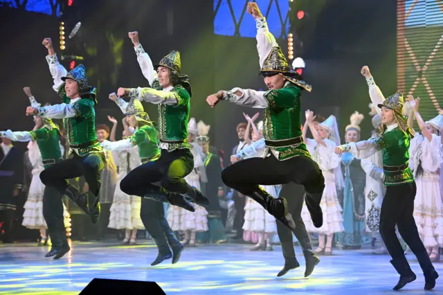 Иш-чара гала-концерт менен ачылды