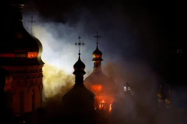 La Catedral de la Dormición del Monasterio de las Cuevas de Kyiv (Lavra de las Cuevas de Kyiv) arde después del impacto de ataques rusos con misiles y drones, en el marco de la ofensiva de Rusia contra Ucrania, en Kyiv, Ucrania, el 15 de junio de 2026.