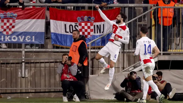 Hrvatski reprezentativac slavi skokom u vis tokom utakmice protiv Farskih ostrva 14. novembra