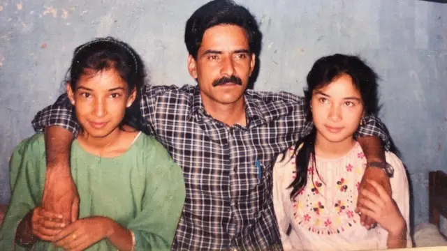 आफ्नी छोरी रेणु र गंगाका साथ प्रचण्ड 