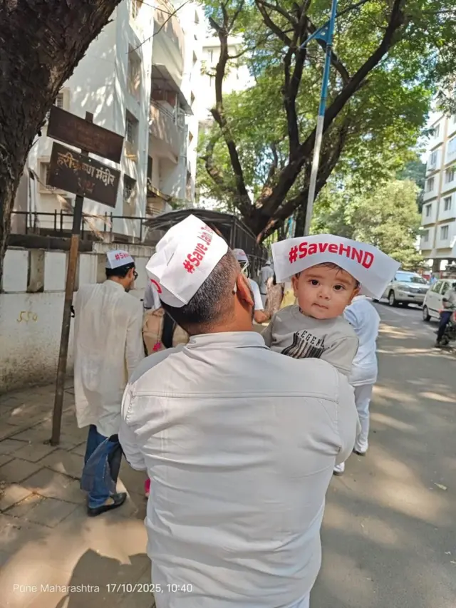 जैन बांधवाच्या मोर्च्यात सहभागी झालेली माणसं