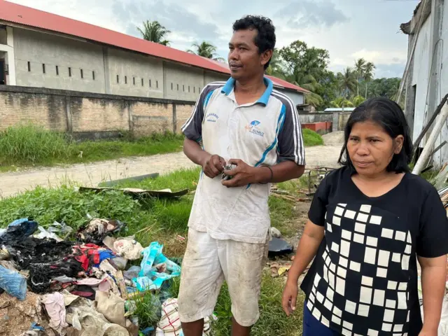 Pasangan suami istri, Rekson dan Risnawati, pascabanjir di Tapanuli Tengah, Sabtu (06/12).