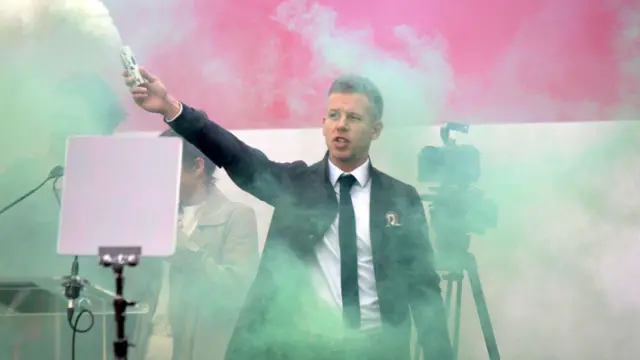 Петер Мадьяр зажигает сигнальную ракету после выступления на митинге в центре Будапешта 15 марта 2024 года — в День национального праздника, посвященного Венгерской революции 1848 года против Австрийской империи