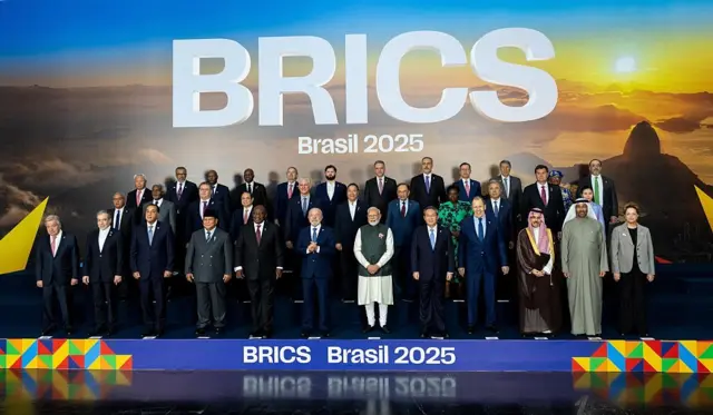 Líderes do BRICS posam para uma foto de família durante a 17ª Cúpula do BRICS no Rio de Janeiro, Brasil, em 7 de julho de 2025