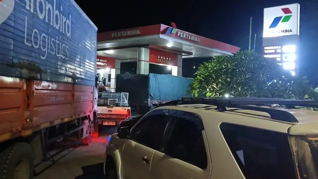 Antrian BBM di SPBU di Palembang.