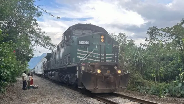 Les trains de marchandises traversent directement le village où se trouve Las Patronas.