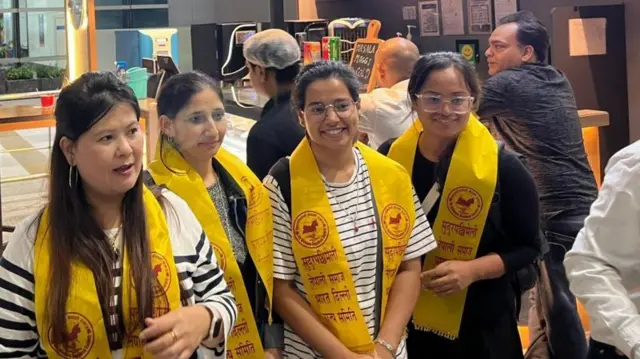 गत साता इजरेलबाट नेपाल फर्कने क्रममा नयाँ दिल्ली विमानस्थलमा नेपालीहरू