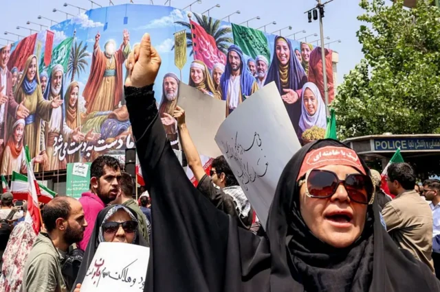 شماری از حامیان جمهوری اسلامی در اعتراض به حمله اسرائیل در خیابان گرد آمدند