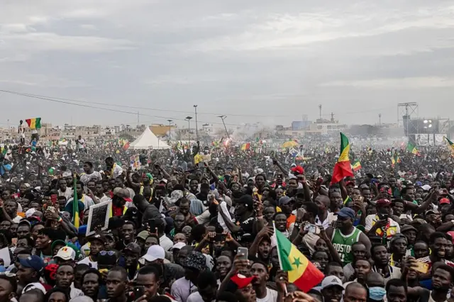 Des milliers de partisans du Premier ministre sénégalais Ousmane Sonko se rassemblent pour un meeting à Dakar le 8 novembre 2025 au parking du stade Léopold Sédar Senghor.