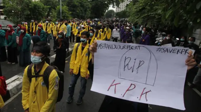 Pakar: Saat ini KPK terkesan menjadi penakut sehingga tidak berani masuk ke kasus-kasus seperti ini.