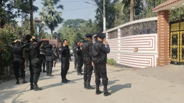 সাবেক মন্ত্রী আ ক ম মোজাম্মেল হকের বাড়ি ঘিরে র‍্যাবের কড়া নিরাপত্তা
