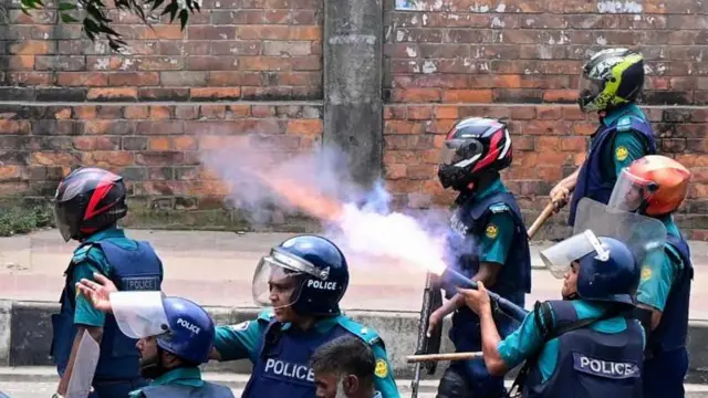 পুলিশের গুলিতে অনেকে নিহত হয়েছে। আবার পুলিশও বিভিন্ন জায়গায় আক্রমণের শিকার হয়েছে। 