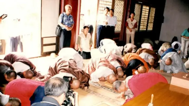 راهبان شمال و جنوب که در یک مراسم مذهبی مشترک در معبدی در کره شمالی شرکت کرده‌اند